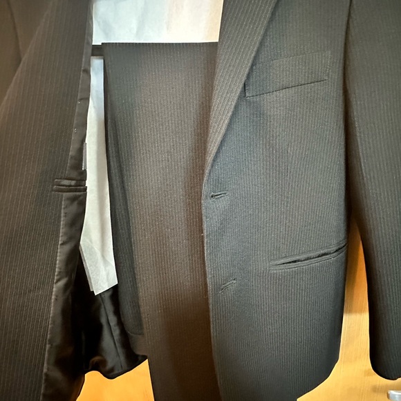 SOLD !! Boy’s size 2 piece suit (Jacket & pants) - size 10 - Picture 3 of 4